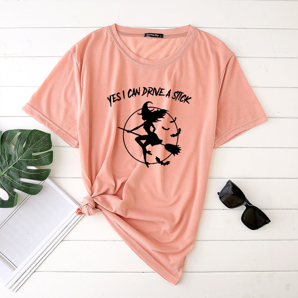 T-Shirt imprimé sorcière sur son balai "yes I can drive a stick"