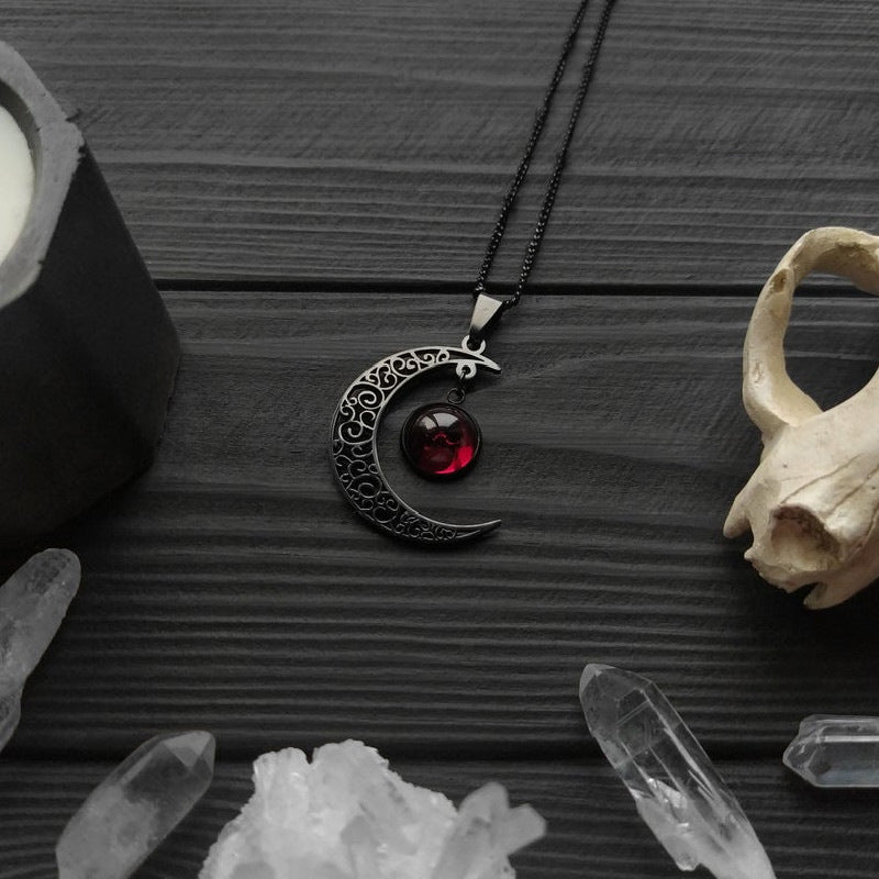 Collier Lune Noire gemme rouge