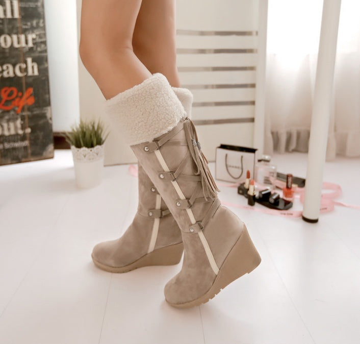 Bottes compensées en suède – élégance mystique