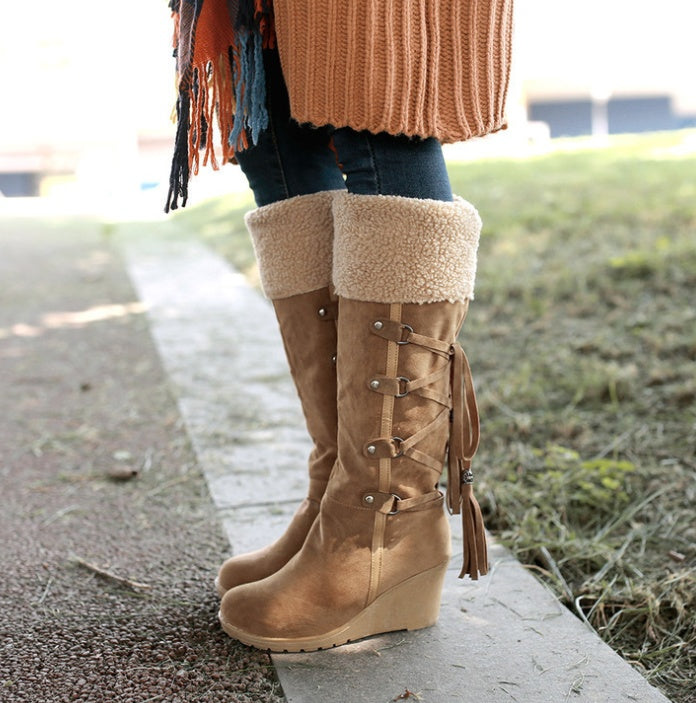 Bottes compensées en suède – élégance mystique