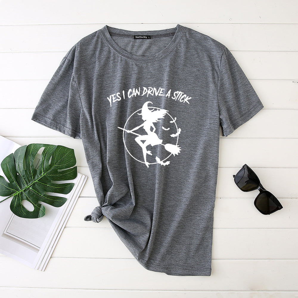 T-Shirt imprimé sorcière sur son balai "yes I can drive a stick"
