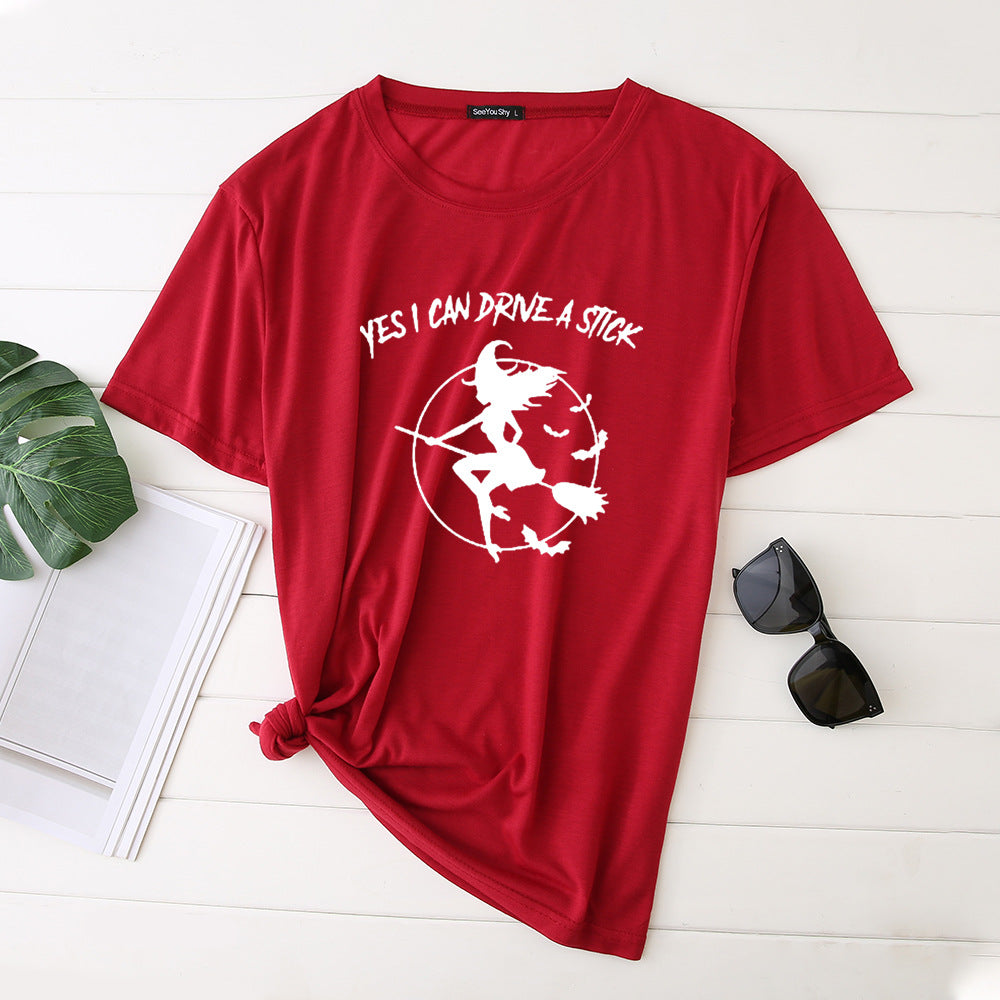 T-shirt imprimé sorcièresur son balai "yes i can drive a stick"