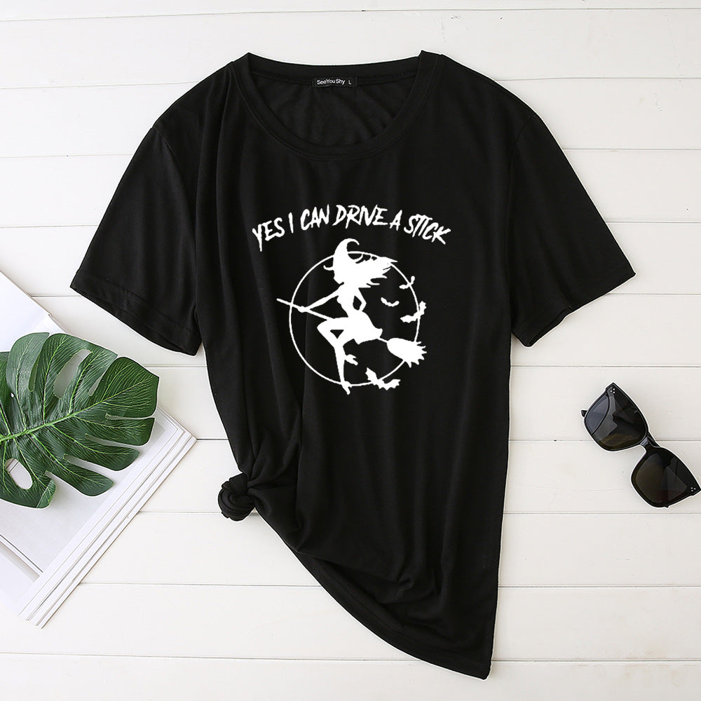 T-shirt imprimé sorcièresur son balai "yes i can drive a stick"