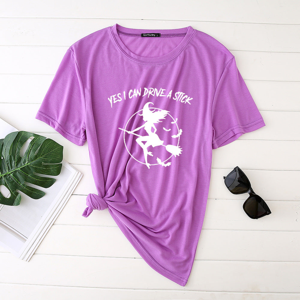 T-Shirt imprimé sorcière sur son balai "yes I can drive a stick"