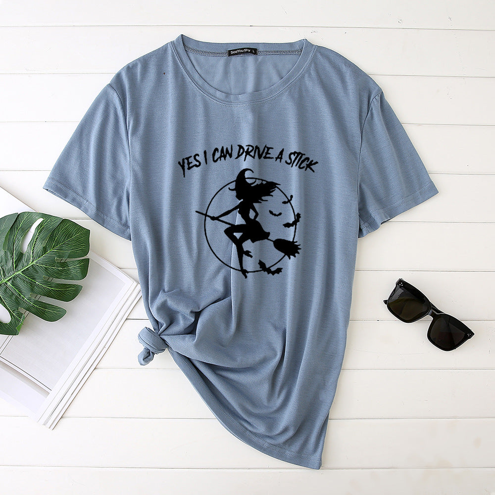 T-shirt imprimé sorcièresur son balai "yes i can drive a stick"