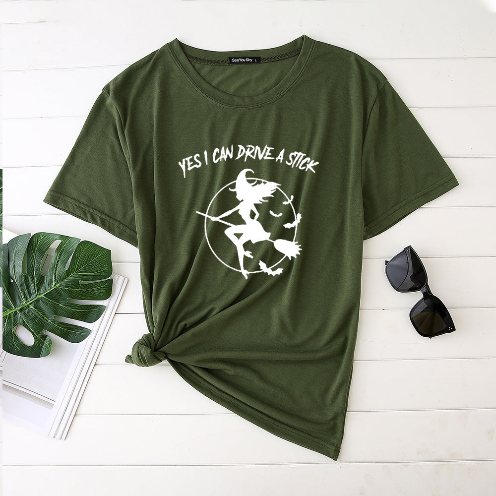 T-shirt imprimé sorcièresur son balai "yes i can drive a stick"