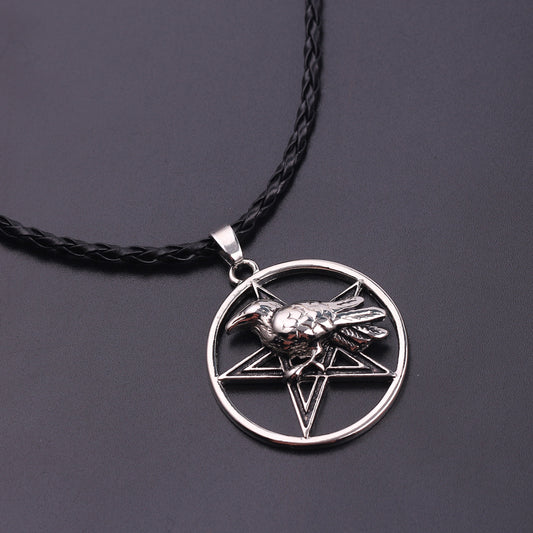 Collier Odin Sacré  Connectez-vous à la magie du corbeau et du pentacle.               Pour hommes et femmes