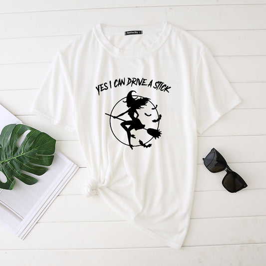 T-shirt imprimé sorcièresur son balai "yes i can drive a stick"