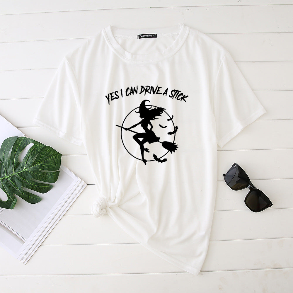 T-shirt imprimé sorcièresur son balai "yes i can drive a stick"