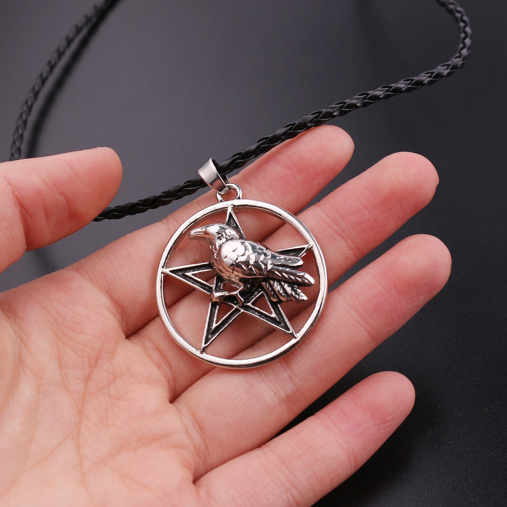 Collier Odin Sacré  Connectez-vous à la magie du corbeau et du pentacle.               Pour hommes et femmes