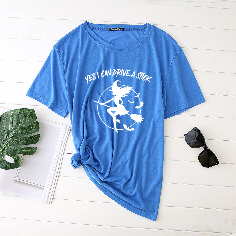 T-shirt imprimé sorcièresur son balai "yes i can drive a stick"
