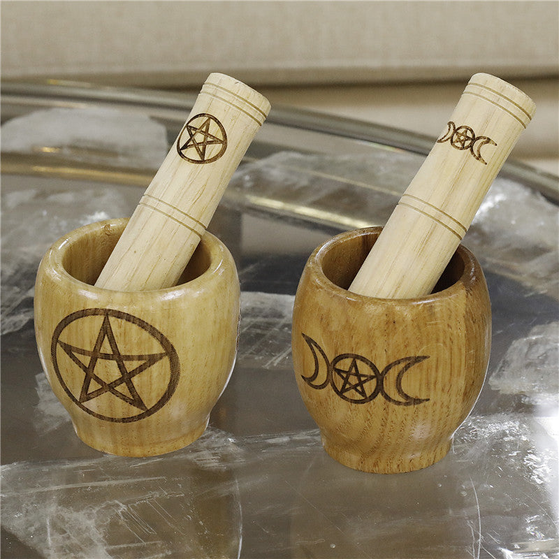 Pilons en Bois Sacré – Préparez vos élixirs et élevez vos rituels.