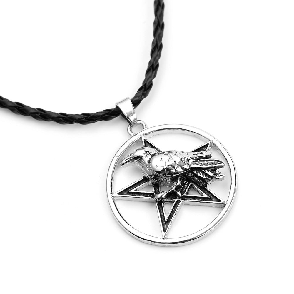 Collier Odin Sacré  Connectez-vous à la magie du corbeau et du pentacle.               Pour hommes et femmes