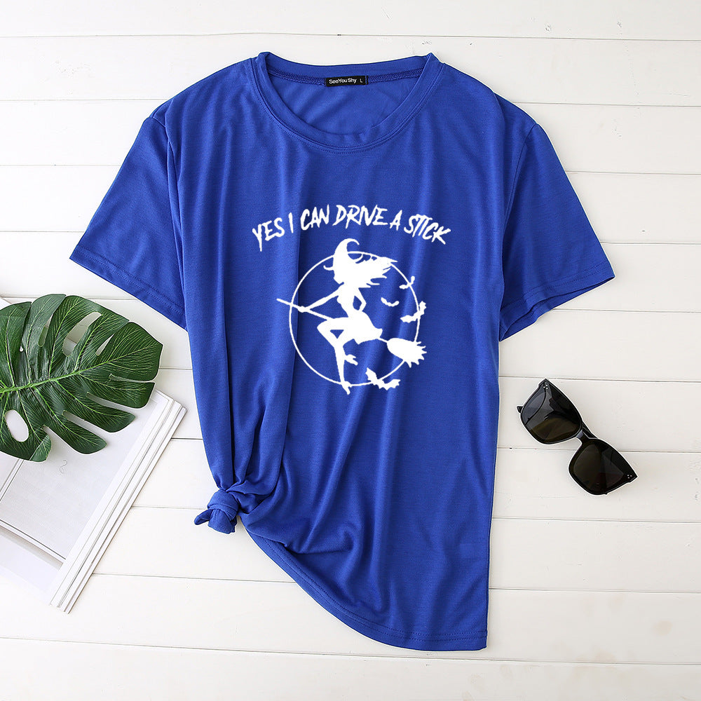 T-shirt imprimé sorcièresur son balai "yes i can drive a stick"